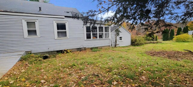 view of side of property featuring a lawn