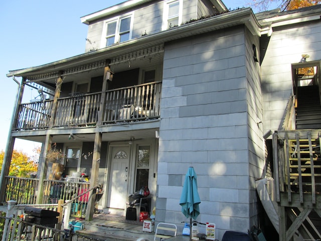 view of front of property featuring a balcony