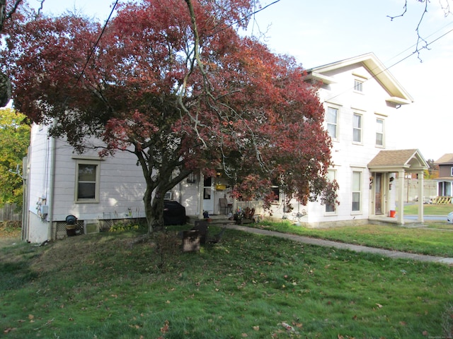 view of front facade featuring a front yard