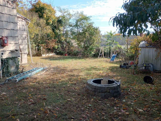 view of yard featuring an outdoor fire pit