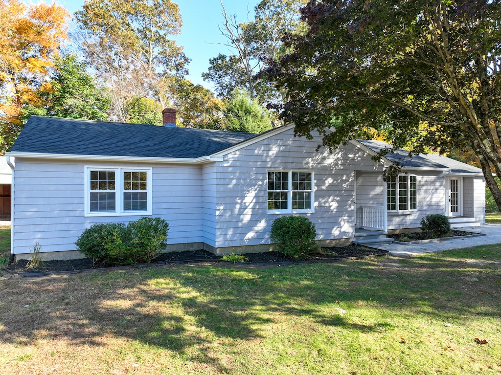 single story home featuring a front yard