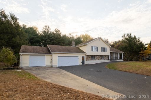 view of front facade with a garage