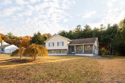 split level home featuring a front yard