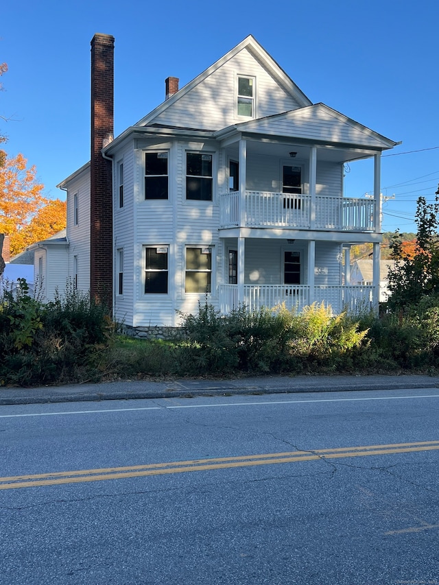 view of front of property featuring a balcony