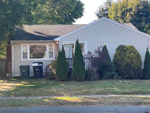 view of front of house featuring a front lawn