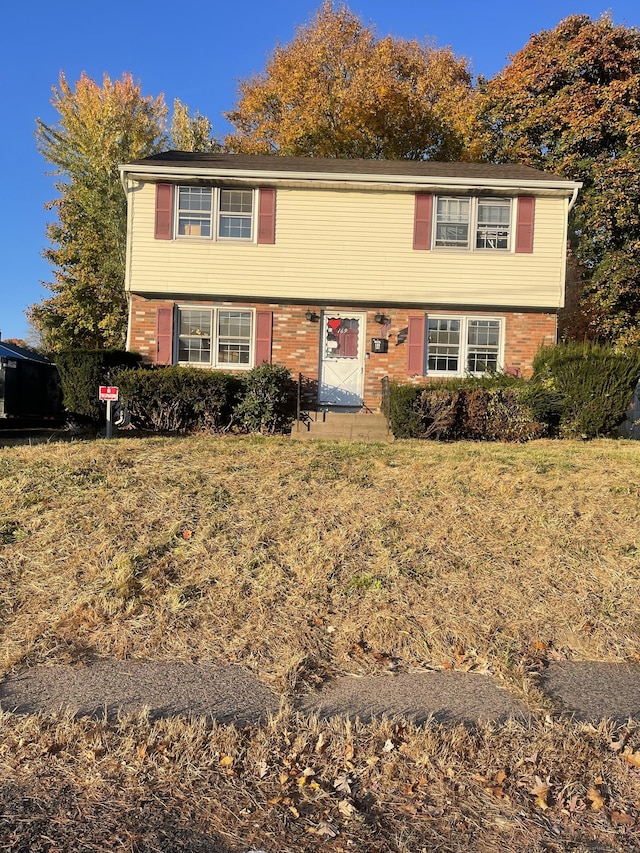 view of front facade with a front lawn