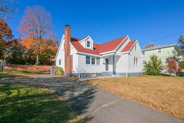 view of front of home featuring a front yard