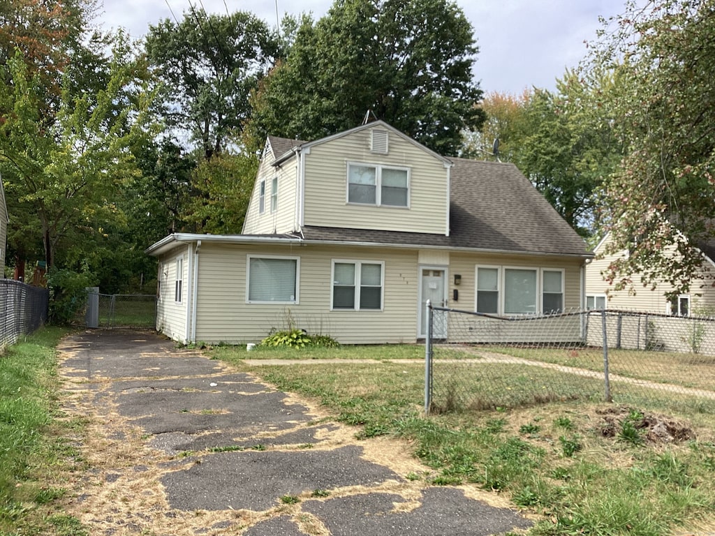 view of front of property with a front yard