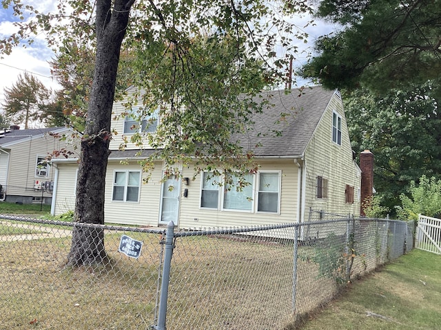 view of front of property with a front yard