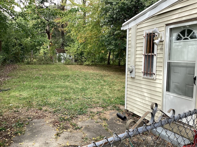 view of yard with an outdoor structure