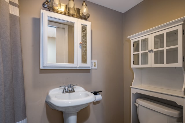 bathroom featuring toilet and sink