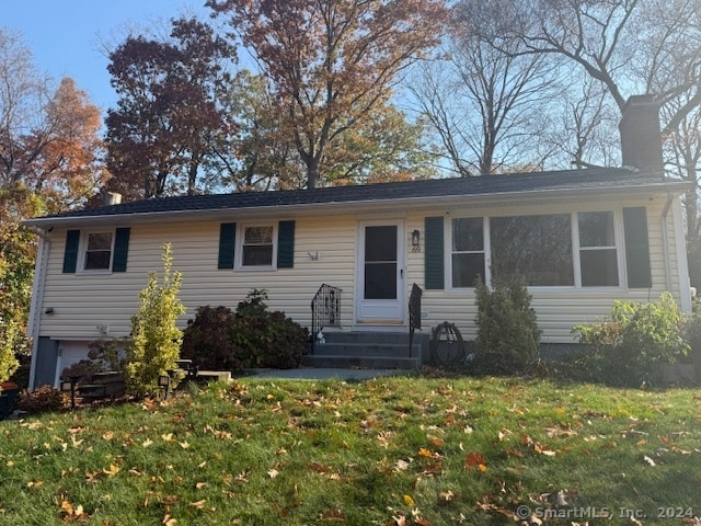 view of front facade featuring a front yard