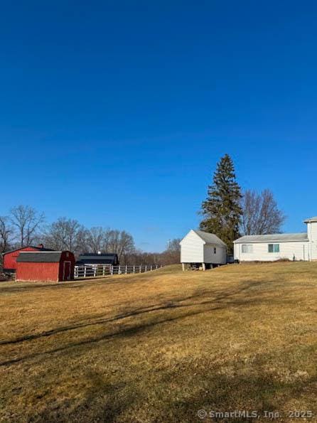 view of yard featuring a storage shed