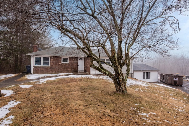 view of front facade with a front yard