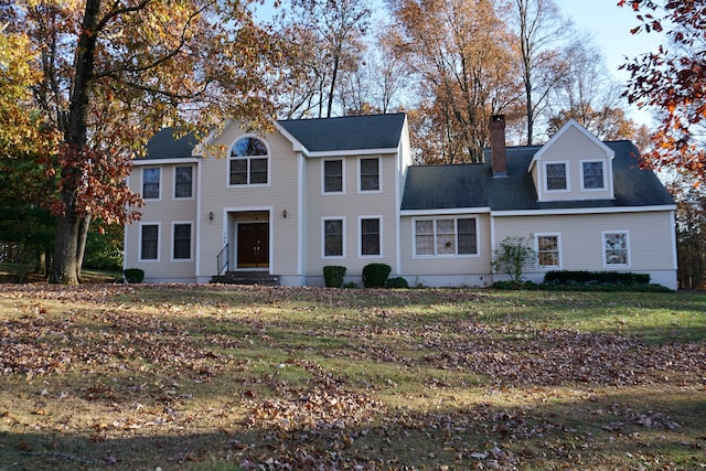 colonial home featuring a front lawn