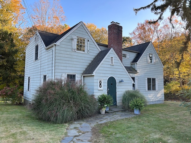 view of front of home featuring a front yard