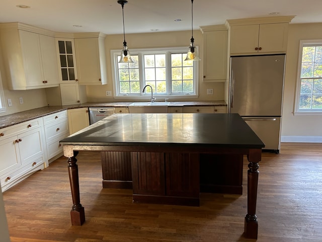 kitchen featuring sink, a center island, dark wood-type flooring, and stainless steel appliances