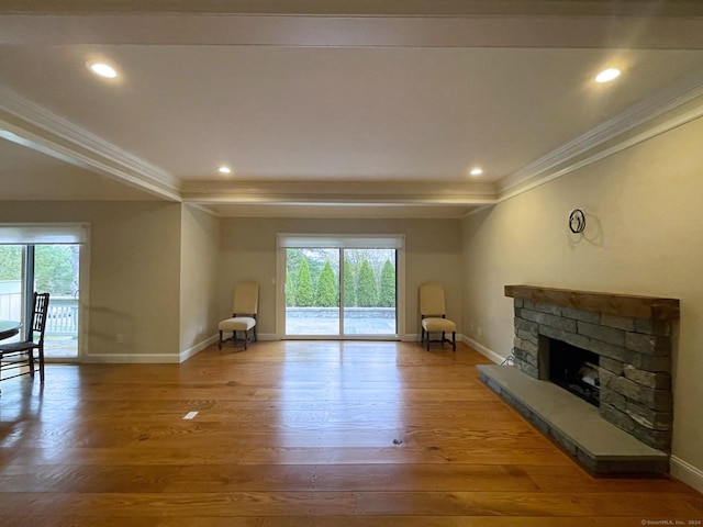 living area with crown molding, a wealth of natural light, and baseboards