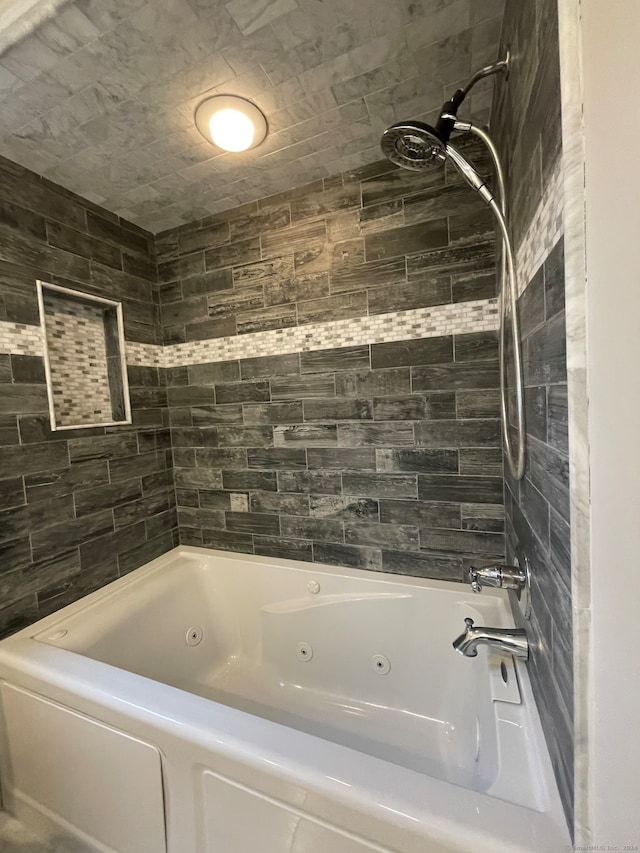 bathroom with tiled shower / bath combo