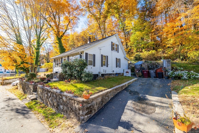 view of front of property with driveway