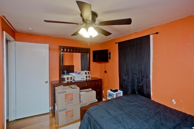 bedroom featuring light hardwood / wood-style floors and ceiling fan