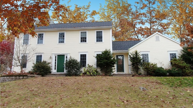 colonial house featuring a front lawn