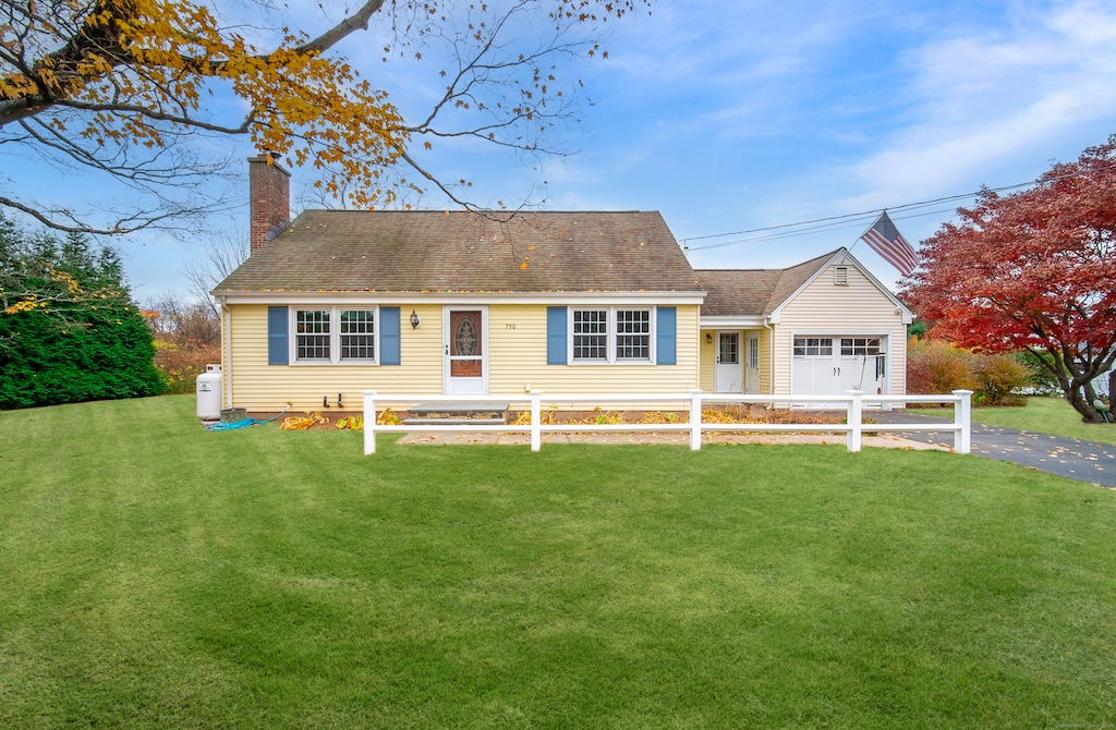 view of front of home featuring a front yard