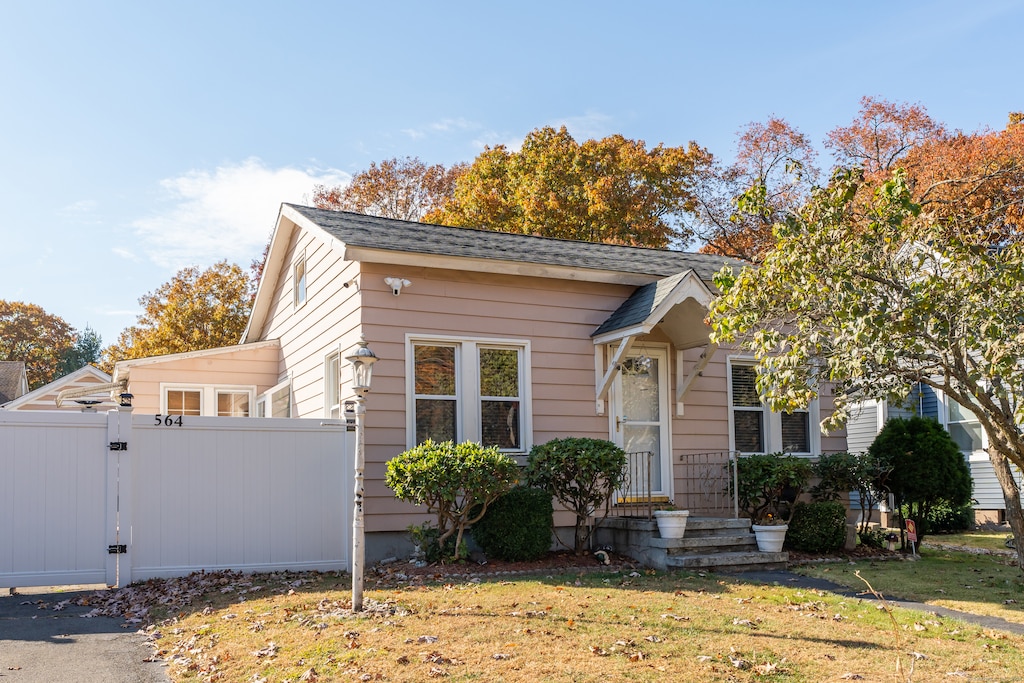 view of front of property featuring a front lawn