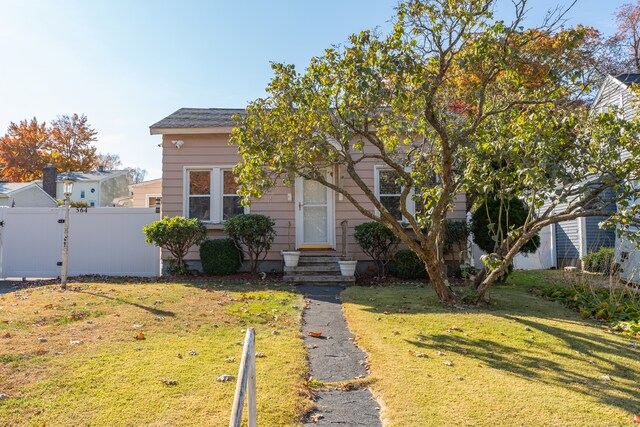 view of front of home featuring a front yard