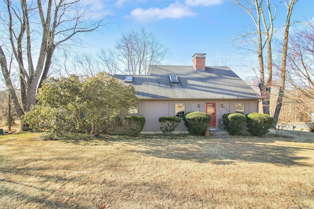 view of front of home featuring a front yard