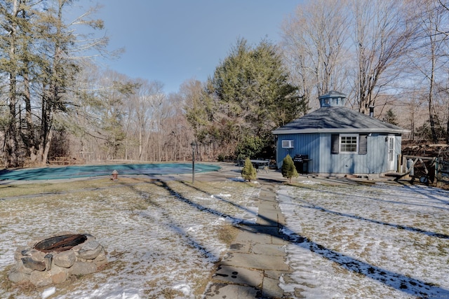 view of yard featuring an outbuilding and a covered pool