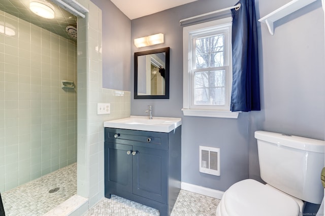 full bathroom featuring toilet, visible vents, tiled shower, and vanity