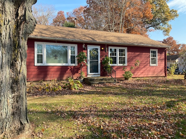 single story home with a front lawn