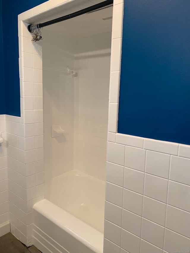 bathroom with tiled shower / bath combo