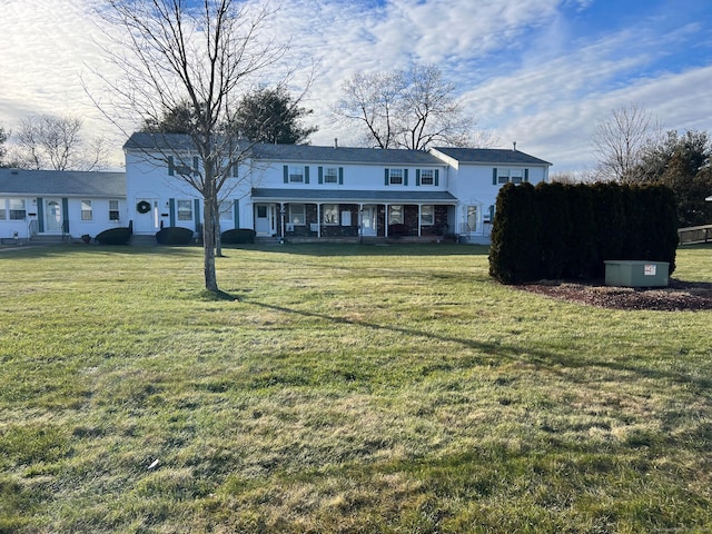 view of front of property featuring a front lawn