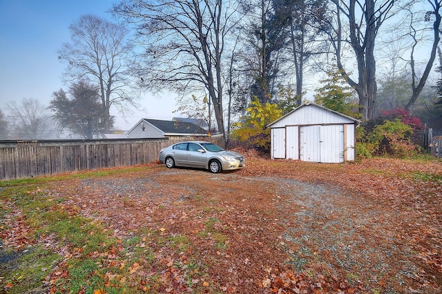 view of yard featuring a storage shed