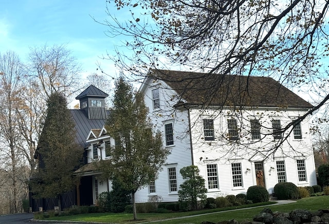 view of front of property featuring a front yard