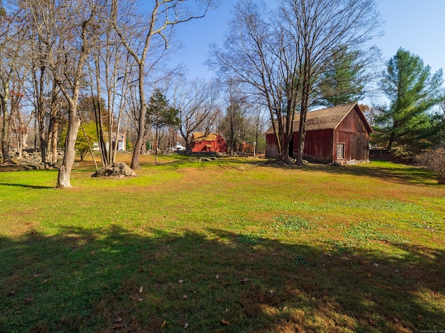 view of yard with an outbuilding