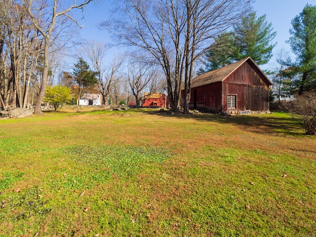 view of yard with an outbuilding