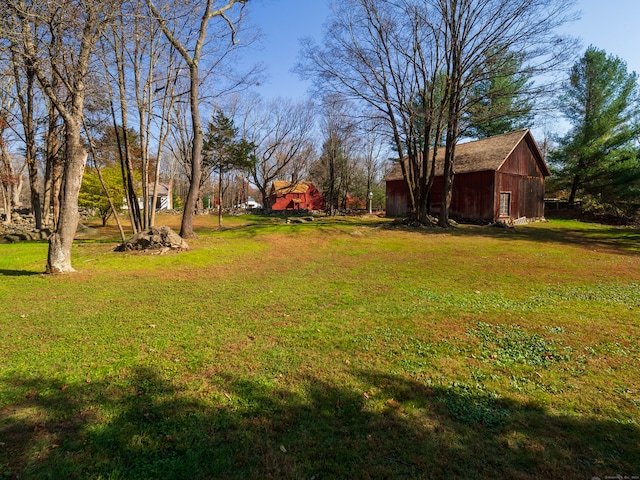 view of yard featuring an outbuilding