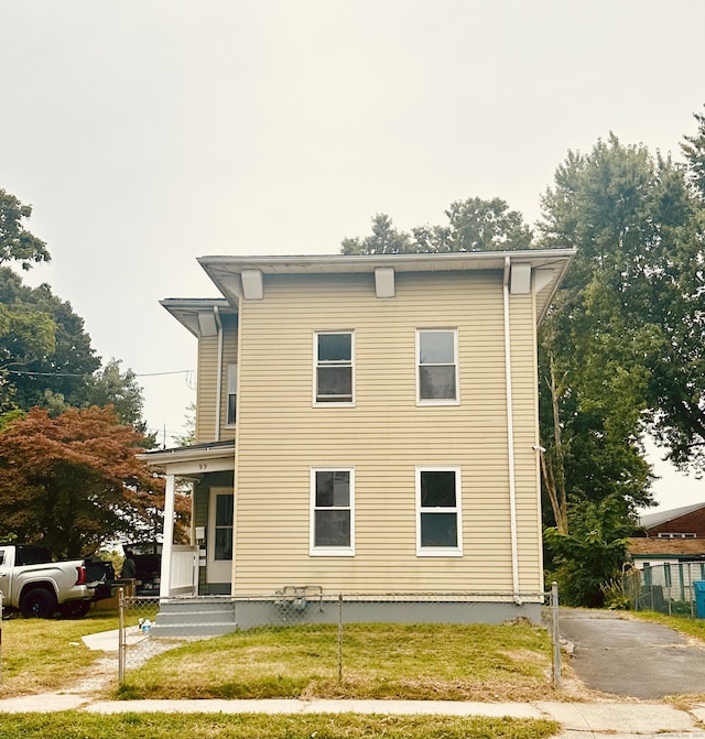 italianate home featuring a porch and a front lawn