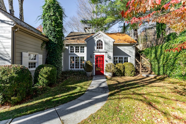 view of front of property featuring a front yard