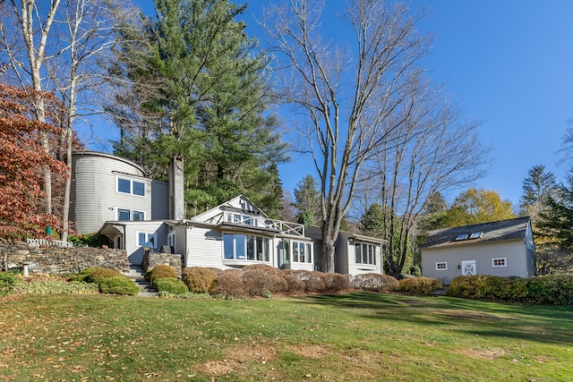 view of front of home featuring a front lawn