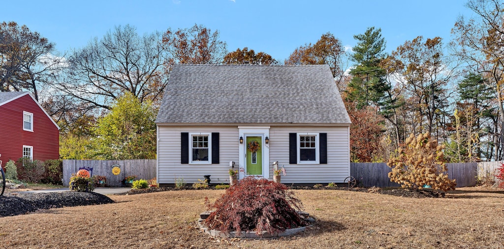 cape cod-style house featuring a front lawn