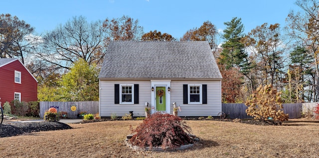 cape cod-style house featuring a front lawn