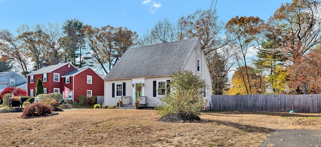 view of front of home featuring a front yard