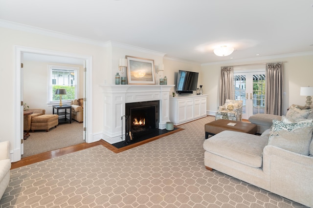 living room featuring crown molding, plenty of natural light, and carpet