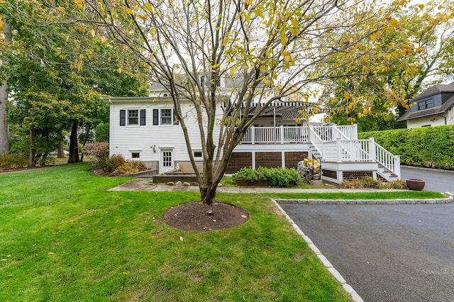 view of front facade featuring a front lawn