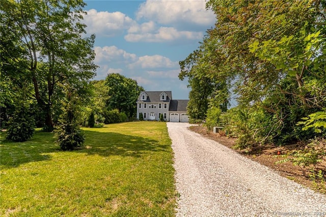 view of front of property featuring a front lawn