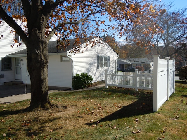 view of side of property featuring a lawn